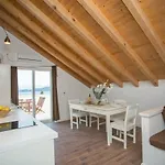 Captain's Attic * Račišće