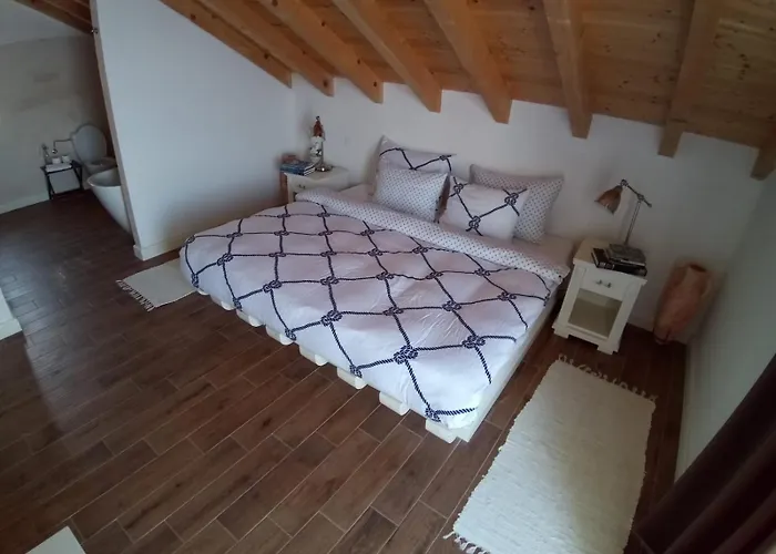 Captain's Attic * Račišće