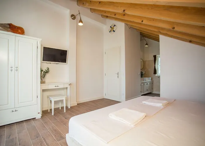 Captain's Attic Račišće