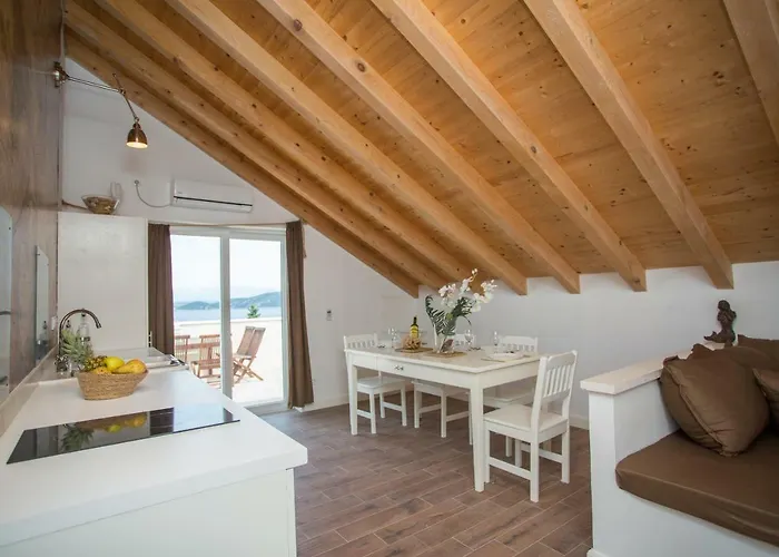 Captain's Attic * Račišće