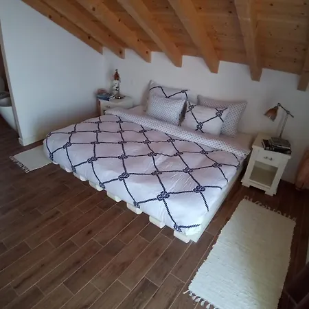 Captain's Attic * Račišće