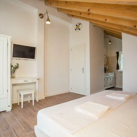 Captain's Attic Račišće