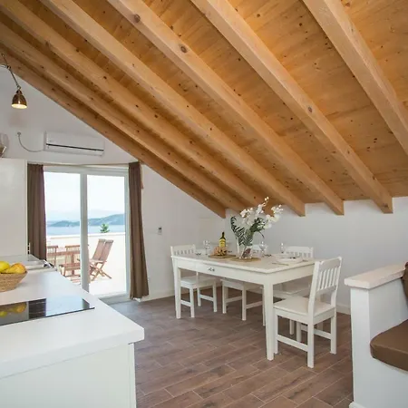 Captain's Attic * Račišće