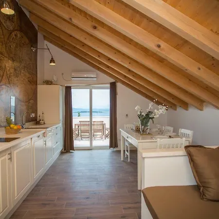 Captain's Attic דירה Račišće