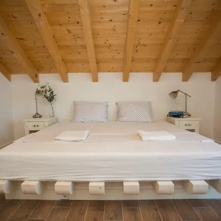 Captain's Attic דירה Račišće